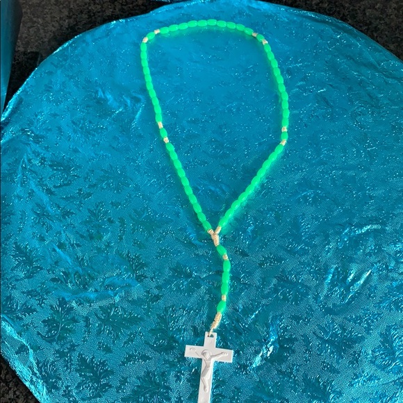 Rosary green beads white thread plastic cross - Picture 4 of 10
